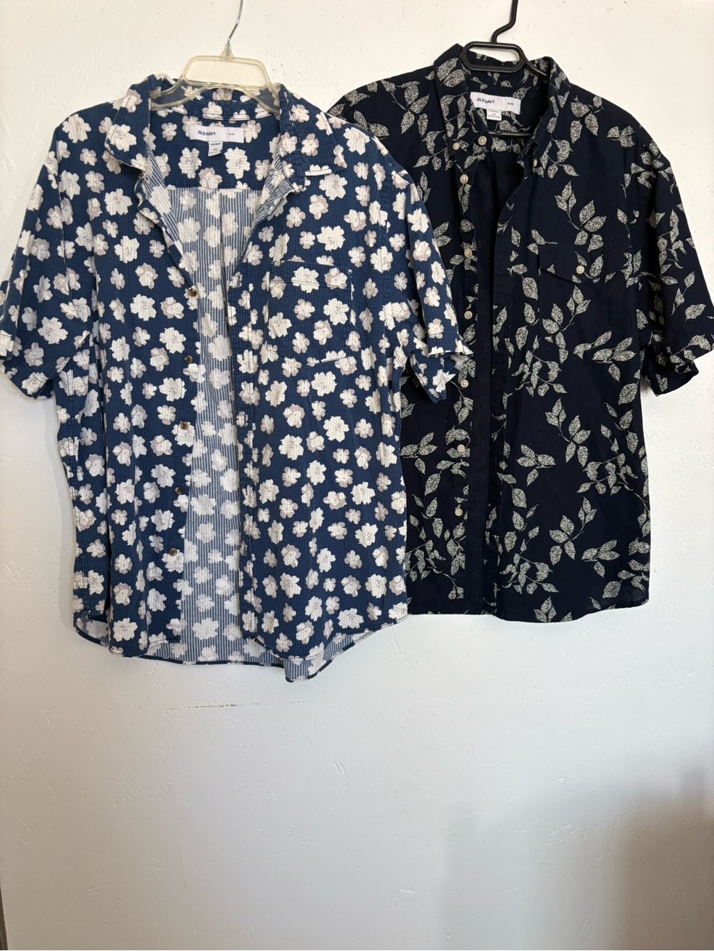 Old Navy Men's Navy Floral & Leaf Short-Sleeve Button-Down Shirts (2)